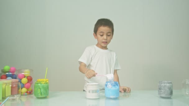 Ragazzo Stava Mescolando Gioiosamente Nuovo Colore Ragazzo Mescolando Colori Materiali — Video Stock