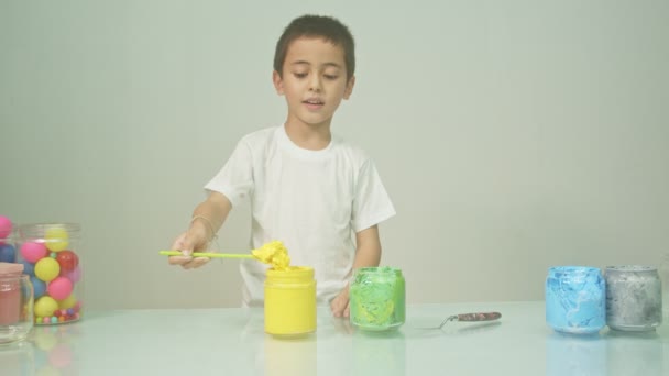 Seorang Anak Laki Laki Gembira Pencampuran Warna Baru Anak Laki — Stok Video