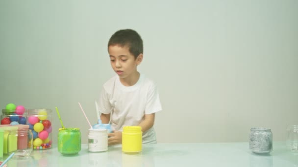 Bir Çocuk Sevinçle Yeni Bir Rengi Karıştırıyordu Çocuk Okulda Renkleri — Stok video