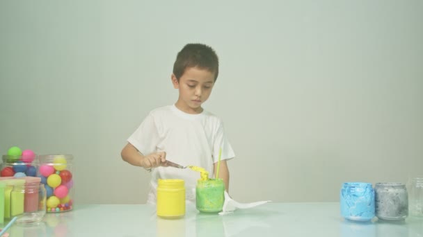 Ένα Αγόρι Ανακάτεψε Ευχάριστα Ένα Νέο Χρώμα Αγόρι Ανακάτεψε Χρώματα — Αρχείο Βίντεο