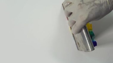 Renkleri karıştırmak için bir spatula kullanın.