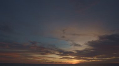 Okyanusun üzerinde günbatımında güzel bir colud