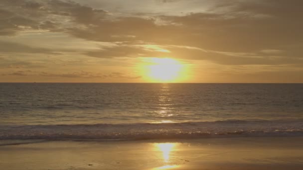 Cielo Dorado Sobre Océano — Vídeo de stock