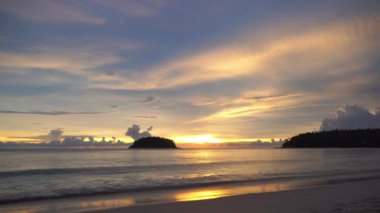  Kata sahilinde dalgalar yumuşak Phuket