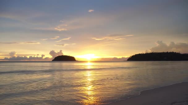 Adası Phuket Denizin Üzerindeki Altın Gökyüzü — Stok video