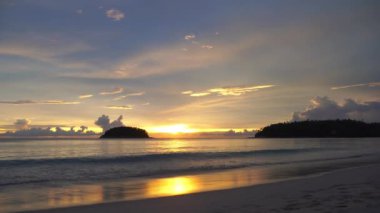 Koh Pu ve Laem Sai arasındaki kanalda gün batımı.