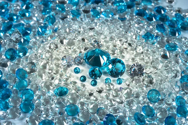 Eine Gruppe Aquamarinblauer Diamanten Die Der Mitte Von Weißen Diamanten — Stockfoto