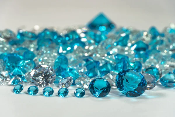 Группа Аквамариновых Голубых Алмазов Расположенных Посреди Белых Алмазов Белом Фоне — стоковое фото