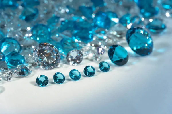 Grupo Diamantes Azul Aguamarina Dispuestos Medio Diamantes Blancos Sobre Fondo — Foto de Stock