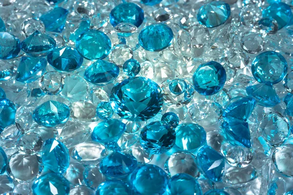 Sekelompok Berlian Biru Air Diatur Tengah Tengah Berlian Putih Pada — Stok Foto
