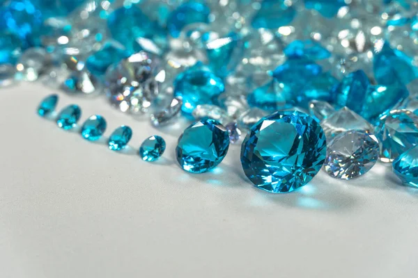 Grupo Diamantes Azuis Aquamarinos Dispostos Meio Diamantes Brancos Fundo Branco — Fotografia de Stock