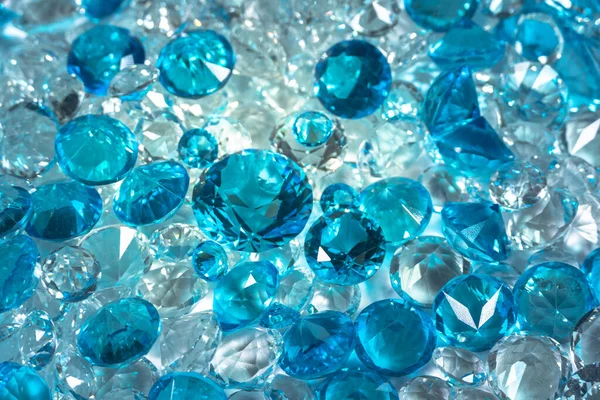 Eine Gruppe Aquamarinblauer Diamanten Die Der Mitte Von Weißen Diamanten — Stockfoto