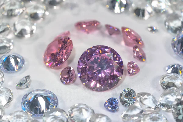 Een Groep Roze Diamanten Gerangschikt Het Midden Van Witte Diamanten — Stockfoto