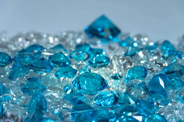 Grupo Diamantes Azul Aguamarina Dispuestos Medio Diamantes Blancos Sobre Fondo —  Fotos de Stock