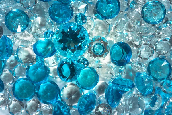 Grupo Diamantes Azuis Aquamarinos Dispostos Meio Diamantes Brancos Fundo Branco — Fotografia de Stock