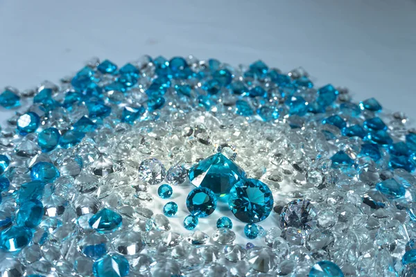Grupp Akvamarin Blå Diamanter Arrangerade Mitten Vita Diamanter Vit Bakgrund — Stockfoto