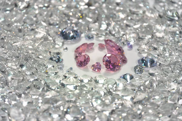 Een Groep Roze Diamanten Gerangschikt Het Midden Van Witte Diamanten — Stockfoto