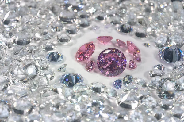 Rózsaszín Gyémántok Egy Csoportja Fehér Gyémántok Közepén Fehér Háttérrel — Stock Fotó