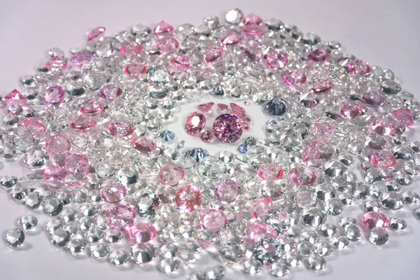 Grupo Diamantes Rosados Dispuestos Medio Diamantes Blancos Fondo Blanco — Foto de Stock