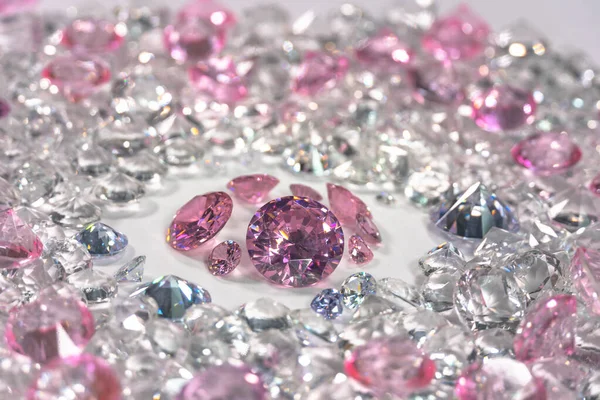 在白色钻石中间的一组粉色钻石 背景为白色 — 图库照片