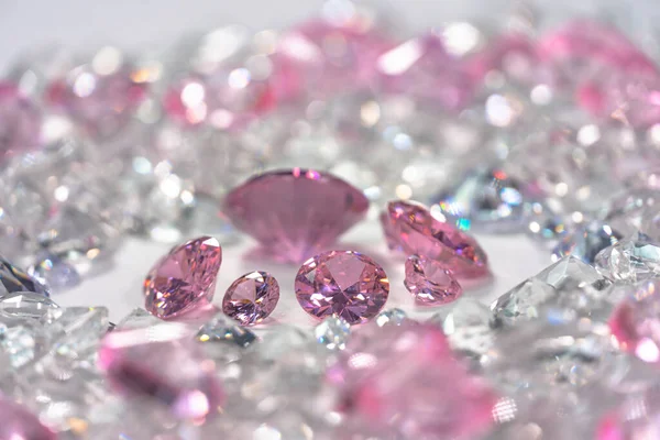 Grupo Diamantes Rosados Dispuestos Medio Diamantes Blancos Fondo Blanco — Foto de Stock