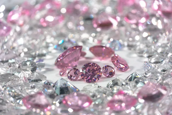 在白色钻石中间的一组粉色钻石 背景为白色 — 图库照片