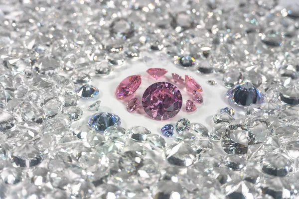 Grupo Diamantes Rosados Dispuestos Medio Diamantes Blancos Fondo Blanco —  Fotos de Stock