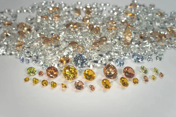 Uma Pilha Diamantes Safira Amarela Colocados Centro Diamantes Brancos — Fotografia de Stock