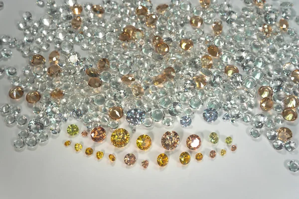 Una Pila Diamantes Zafiro Amarillo Colocados Centro Diamante Blanco — Foto de Stock