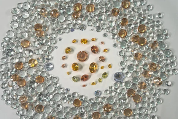 Hög Med Gula Safirdiamanter Placerade Mitten Vit Diamant — Stockfoto