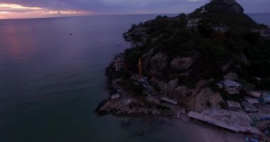 Hava manzaralı Alacakaranlıkta Altın ayakta Buda