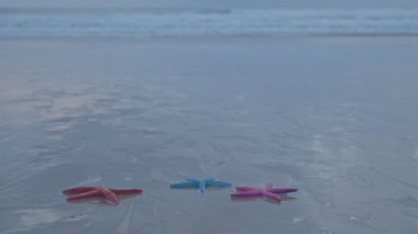 Karon Beach, Phuket 'teki kumlu sahilde renkli deniz yıldızları. Yüksek kalite 4 bin. Kumsal geçmişi.