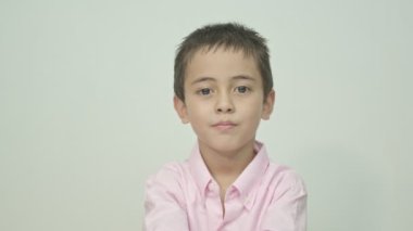 Yakışıklı çocuk beyaz arka planda kendini tanıtıyor.