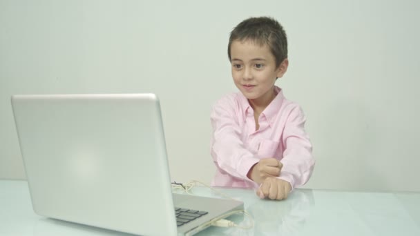 Băiat Care Purta Cămașă Roz Bucura Vizionarea Unui Laptop Fericit — Videoclip de stoc