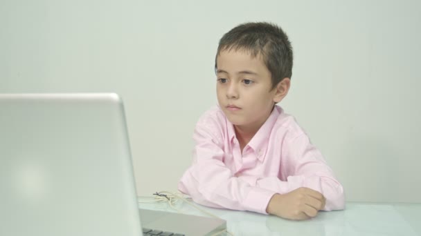 Niño Con Una Camisa Rosa Estaba Disfrutando Viendo Portátil Felizmente — Vídeo de stock