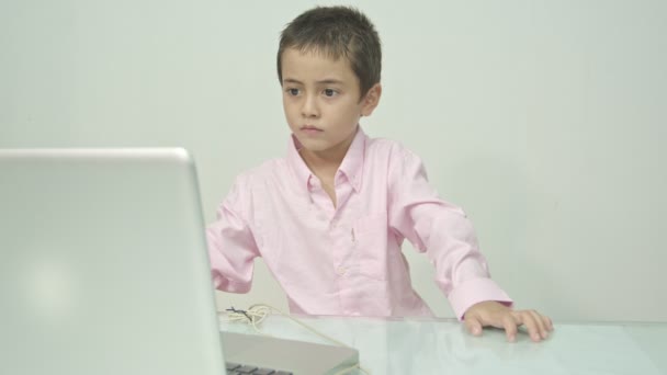 Menino Vestindo Uma Camisa Rosa Estava Gostando Assistir Laptop Happily — Vídeo de Stock