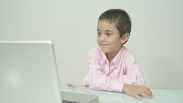 Menino Vestindo Uma Camisa Rosa Estava Gostando Assistir Laptop Happily — Vídeo de Stock