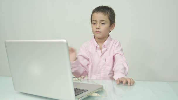 Niño Con Una Camisa Rosa Estaba Disfrutando Viendo Portátil Felizmente — Vídeo de stock