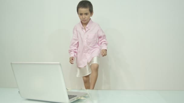 Menino Vestindo Uma Camisa Rosa Estava Gostando Assistir Laptop Happily — Vídeo de Stock