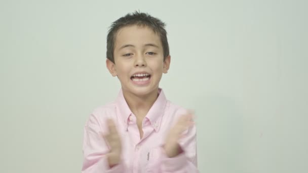 Menino Vestindo Uma Camisa Rosa Estava Gostando Assistir Laptop Happily — Vídeo de Stock