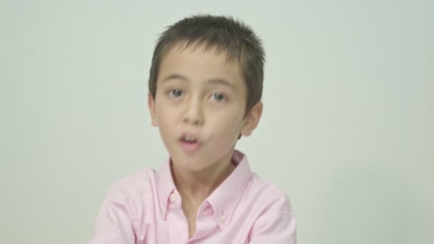 Aranyos Fiú Beszélt Sok Érzelmet Fejezett — Stock videók