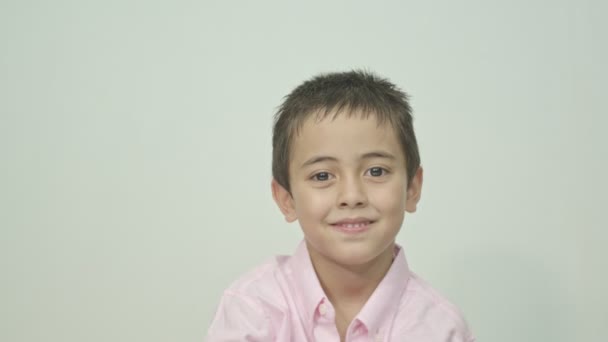Słodki Chłopiec Mówił Uśmiechniętą Twarz Białym Tle — Wideo stockowe