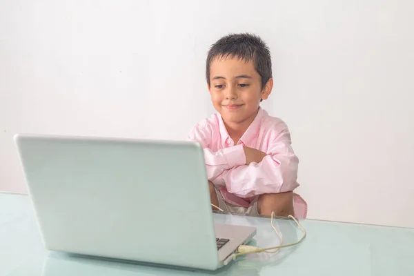 Pembe Tişört Giyen Bir Çocuk Dizüstü Bilgisayarın Mutluluğunu Izliyordu Stüdyo — Stok fotoğraf