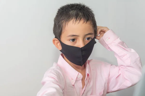 Söt Kaukasisk Unge Med Svart Ansiktsmask Rosa Skjorta Skydd Mot — Stockfoto