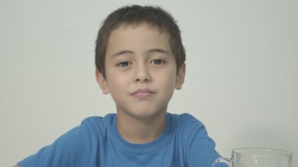 Симпатичный Мальчик Голубой Рубашке Попробовал Молоко Узнать Вкус Объяснить Вкус — стоковое видео