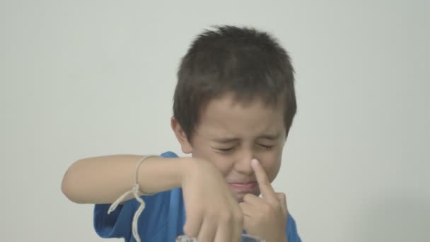 Lindo Niño Que Llevaba Una Camisa Azul Probó Leche Para — Vídeo de stock