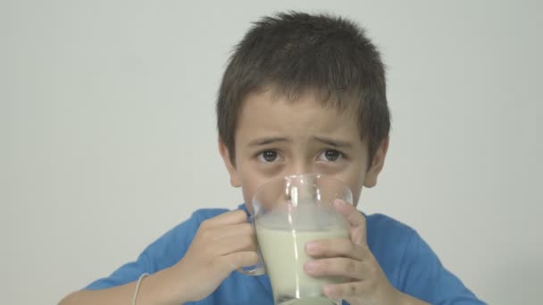 Ragazzo Carino Indossando Una Camicia Blu Assaggiato Latte Conoscere Gusto — Video Stock