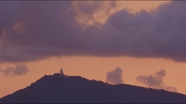 Manzara manzarası, yaz günü dağların tepesinde hareket eden bulutlar, doğanın yağmur bulutları gökyüzü Phuket 'te büyük Buda' nın yüksek dağında, Phuket, Tayland 'da. 