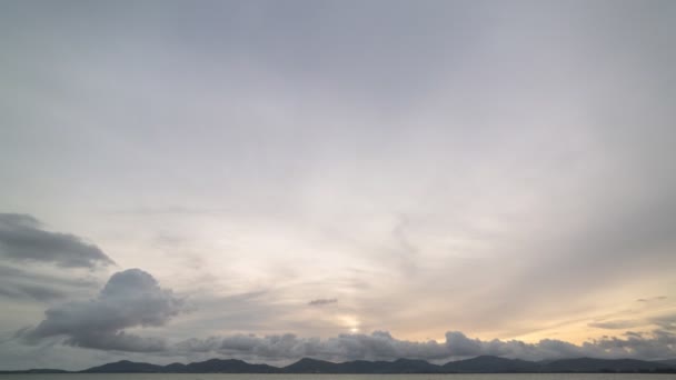 時間経過自然ビデオ高品質の映像創造的な自然と旅行のコンセプトのための山の範囲の背景に雲とカラフルなロマンチックな空の夕日のシーン — ストック動画