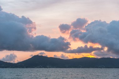 Manzara manzarası yaz günü dağ sırasının üzerinde hareket eden bulutlar